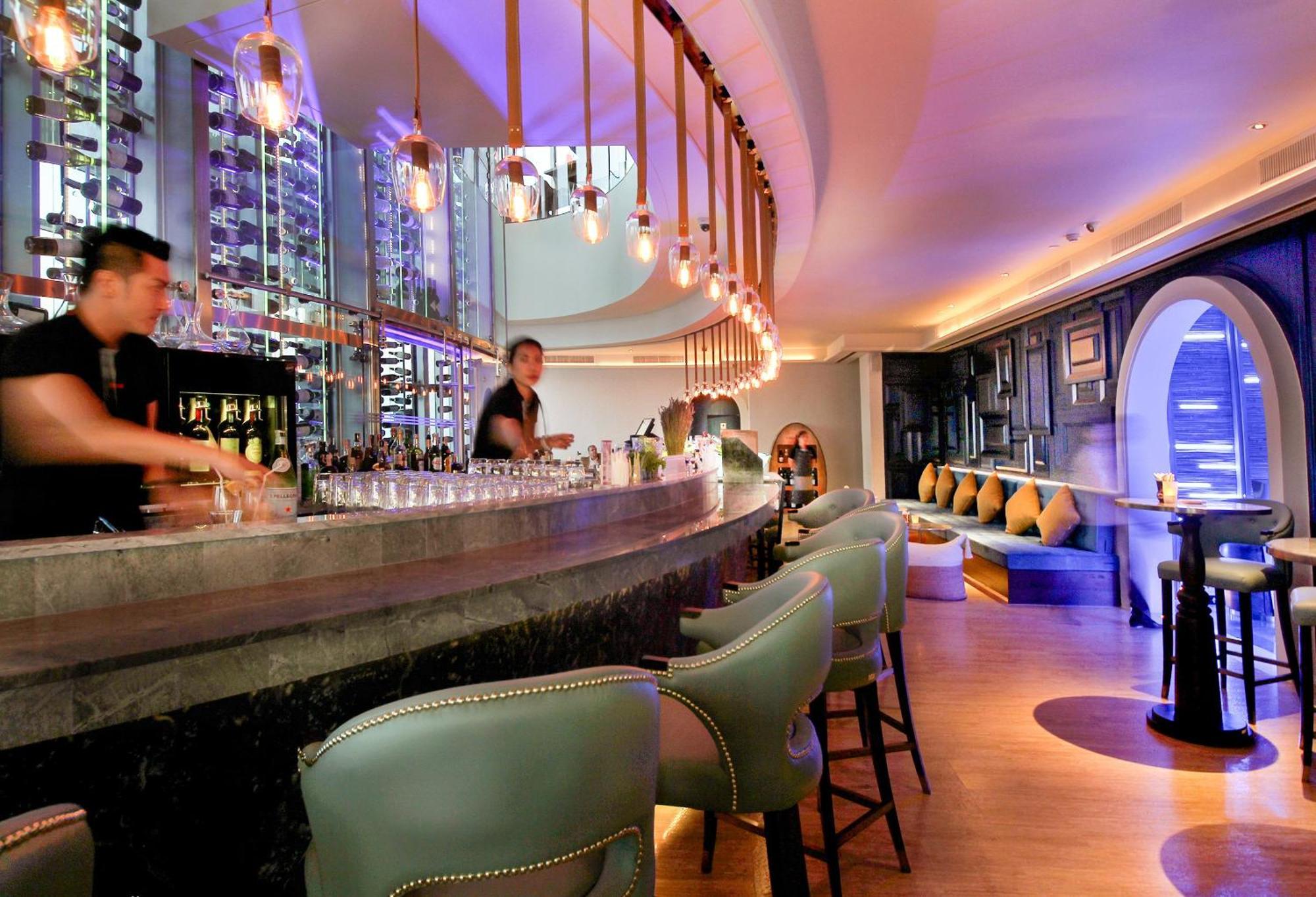 Centara Grand At Centralworld Bangkok Exterior foto The bar at the 101 bar