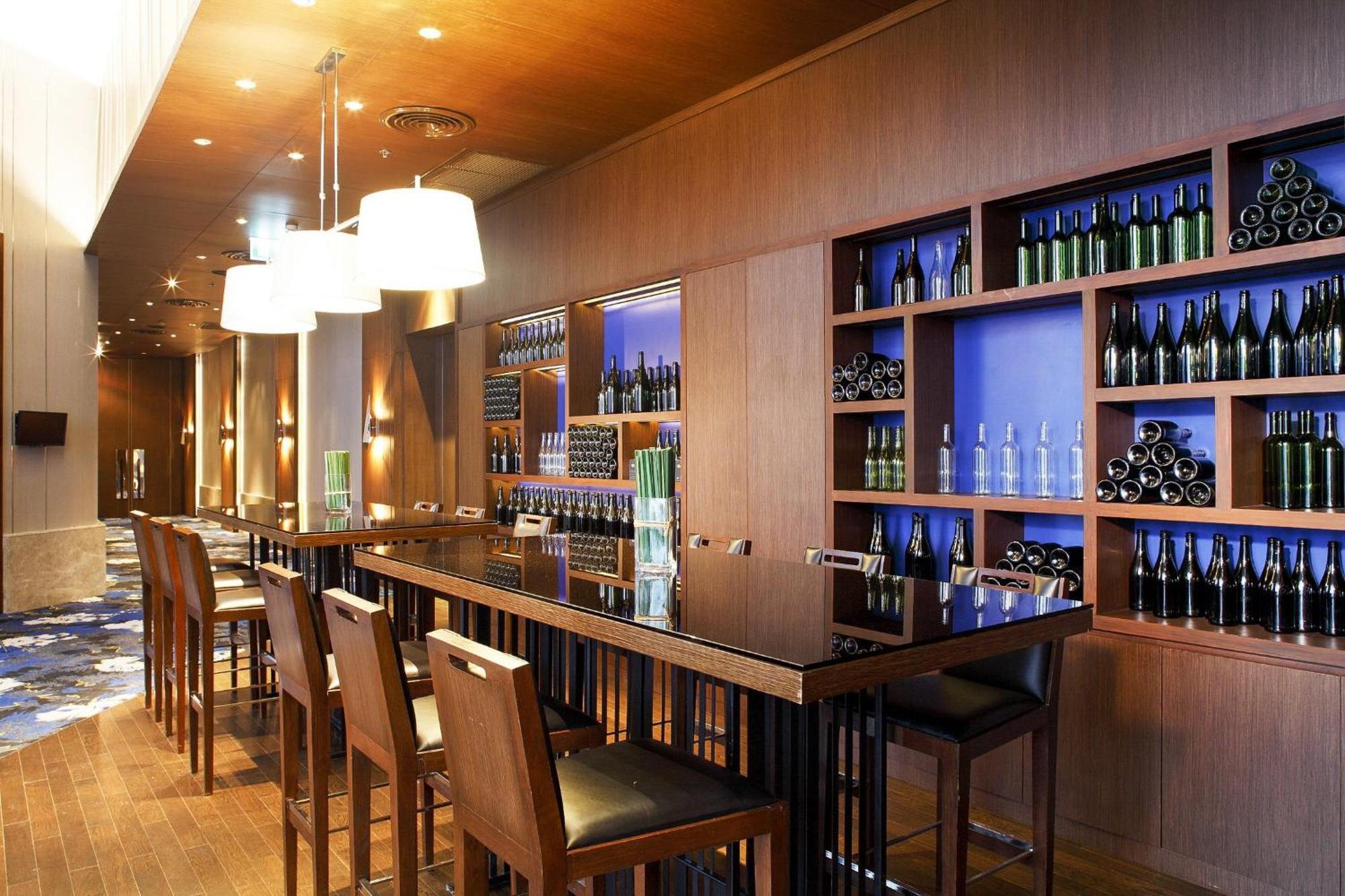 Centara Grand At Centralworld Bangkok Exterior foto The bar at the lounge