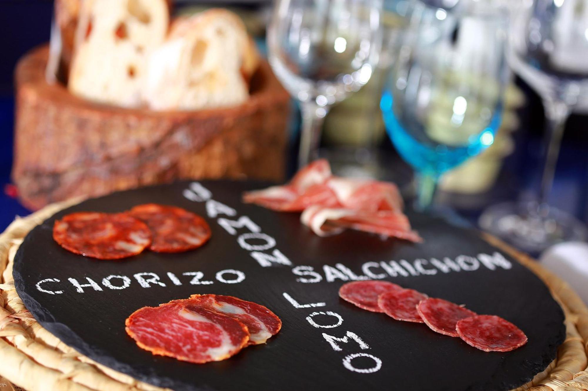 Centara Grand At Centralworld Bangkok Exterior foto A selection of cured meats