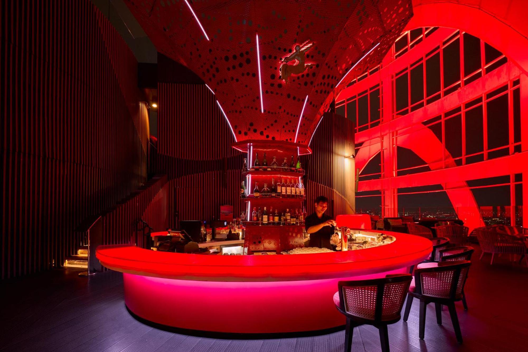 Centara Grand At Centralworld Bangkok Exterior foto The bar at the top of the tower