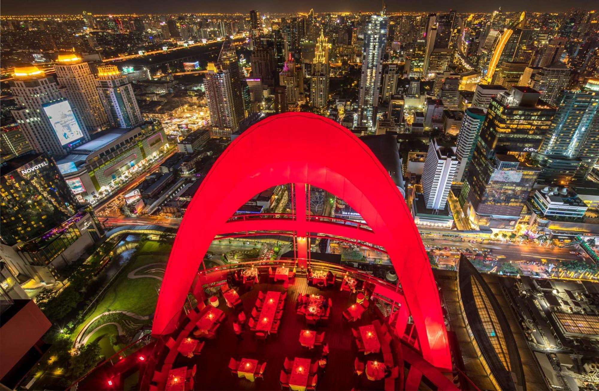 Centara Grand At Centralworld Bangkok Exterior foto The Sky Bar at the top of the Baiyoke II