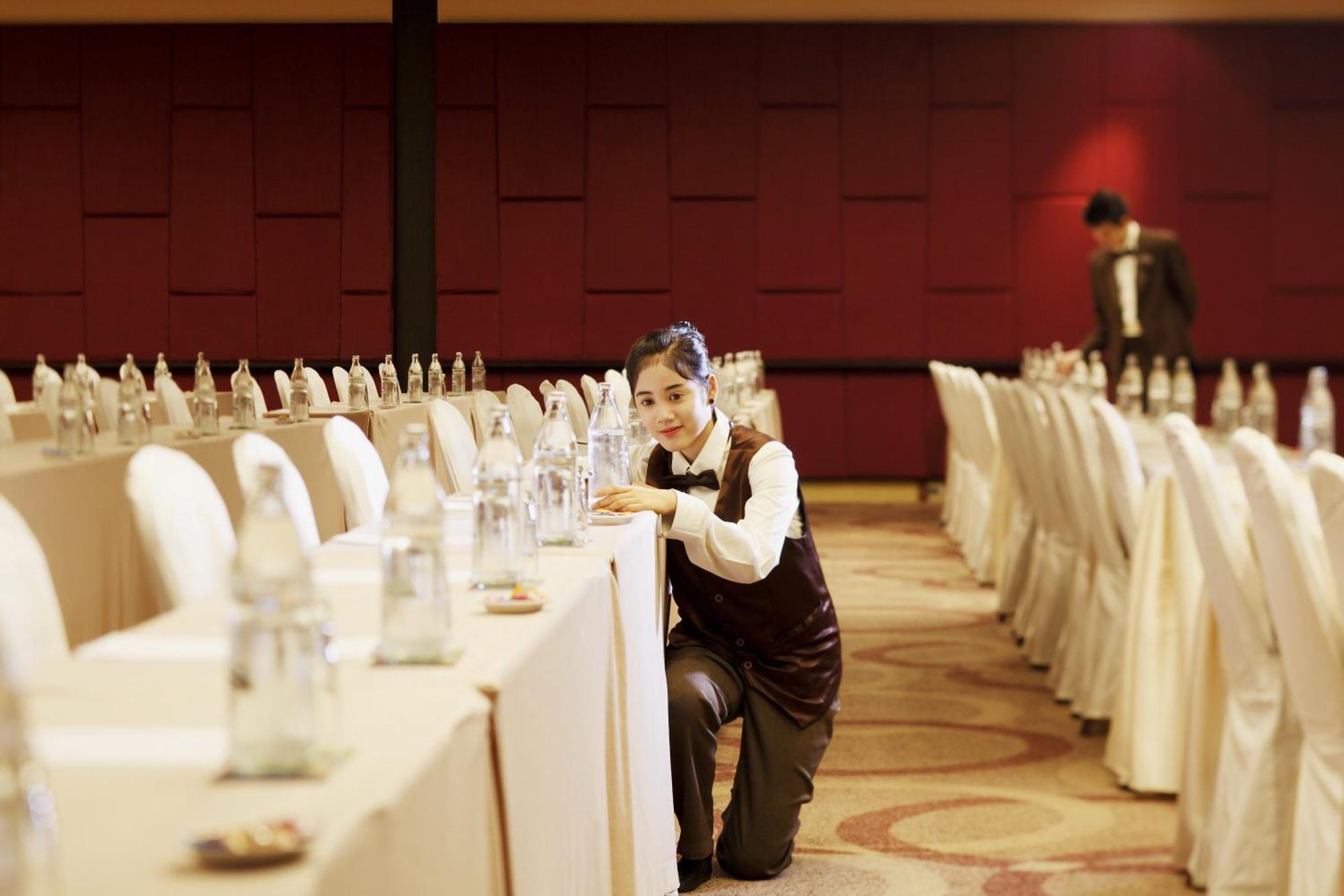 Centara Grand At Centralworld Bangkok Exterior foto A hotel employee sets up a meeting room