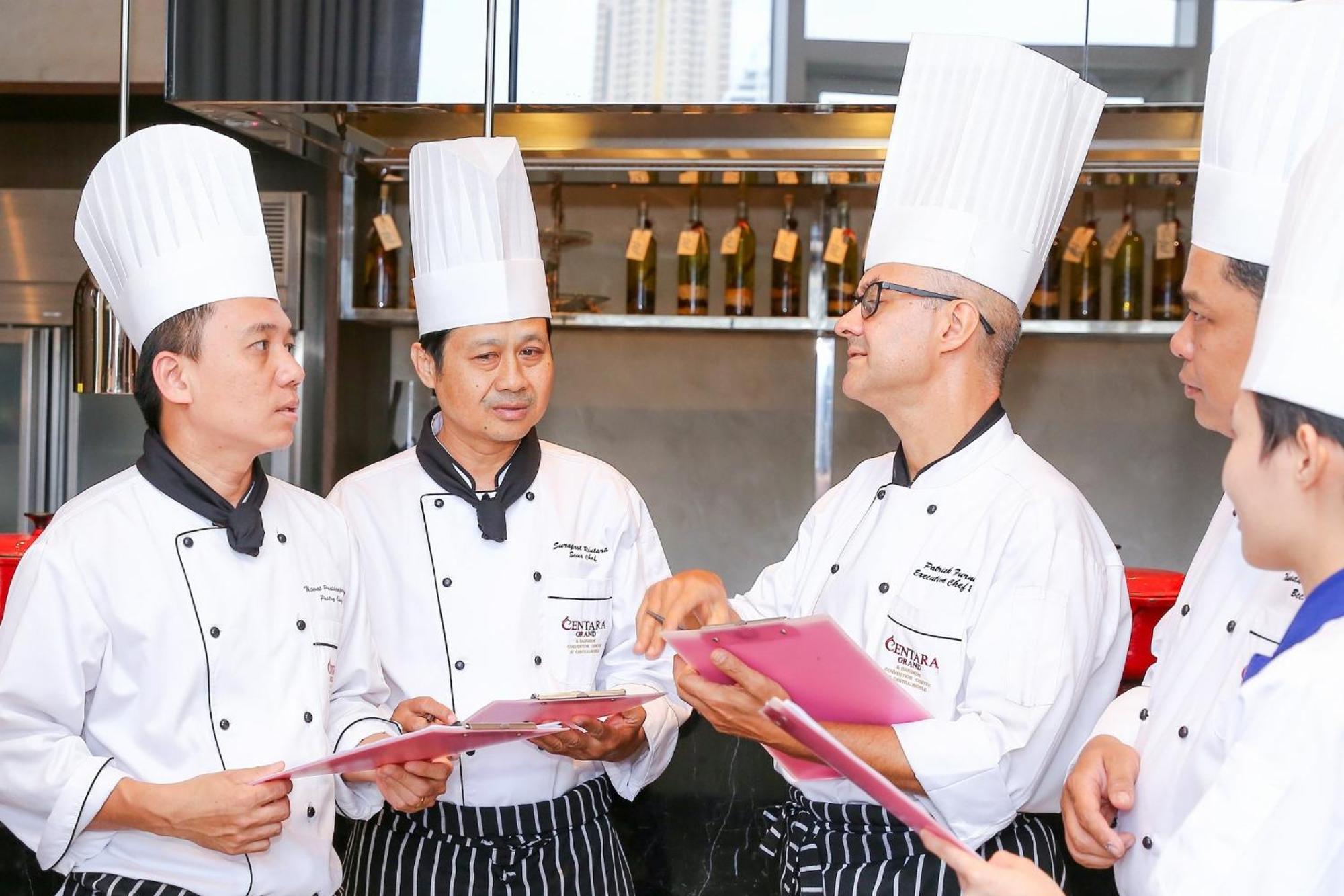 Centara Grand At Centralworld Bangkok Exterior foto Culinary students at the Asian Culinary Center