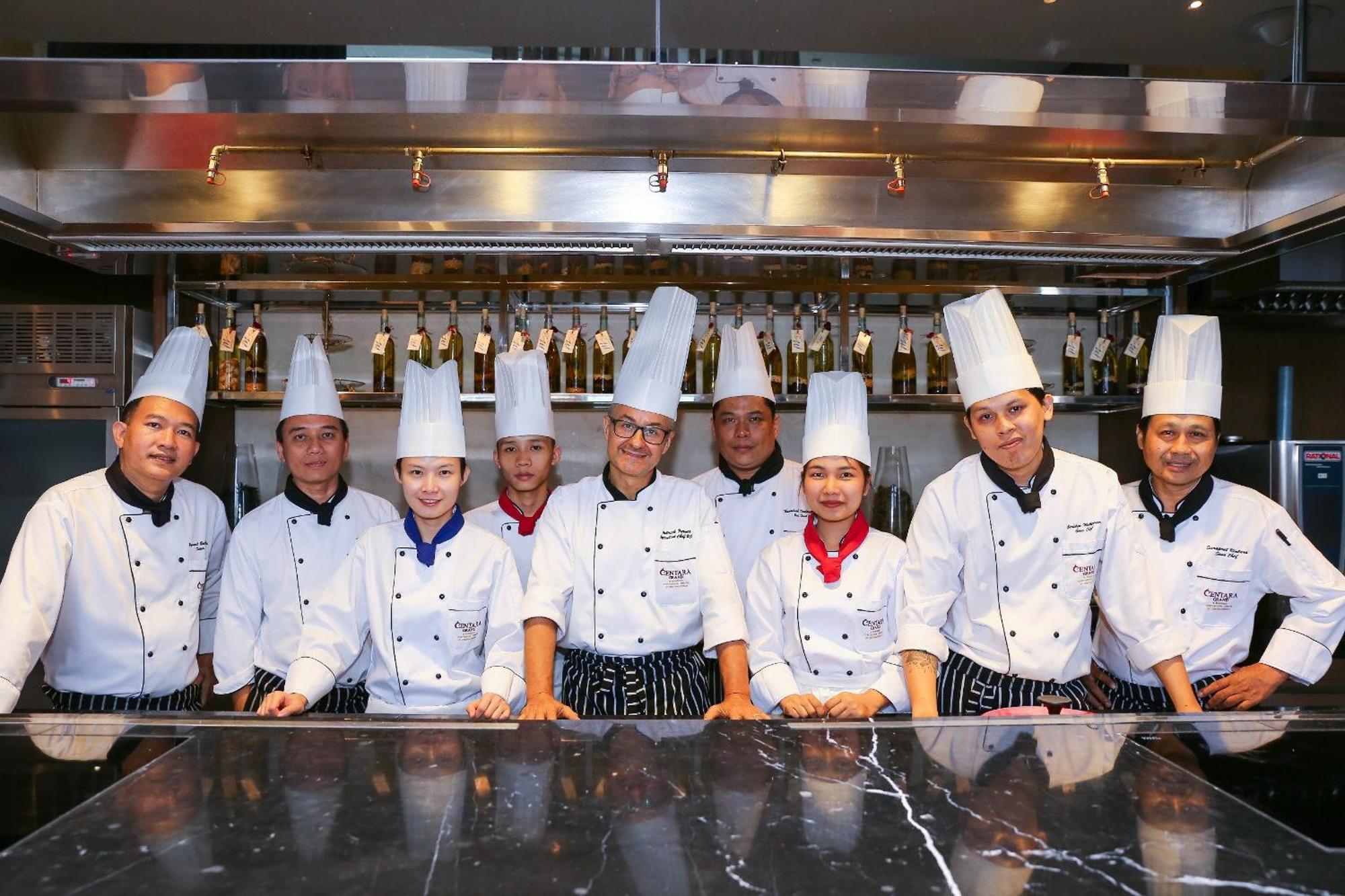 Centara Grand At Centralworld Bangkok Exterior foto Culinary students at the International Culinary Center