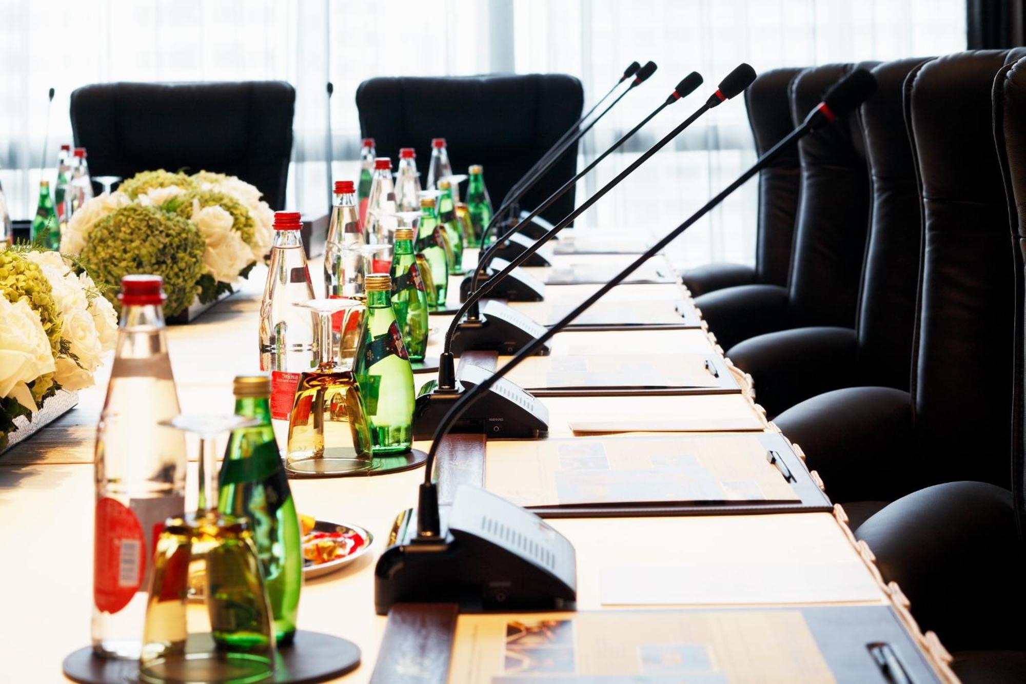Centara Grand At Centralworld Bangkok Exterior foto A conference table with microphones