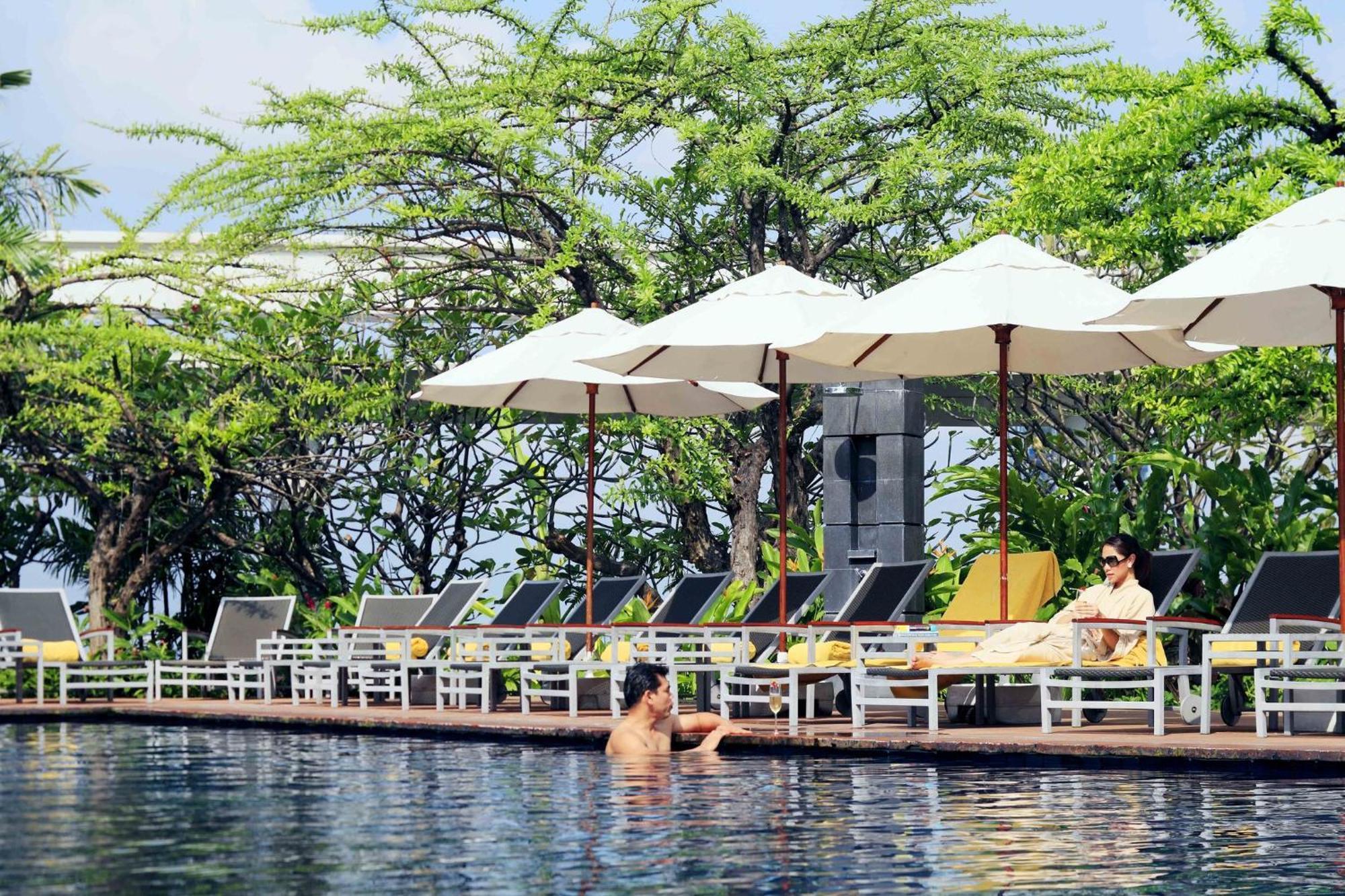 Centara Grand At Centralworld Bangkok Exterior foto The pool at the hotel