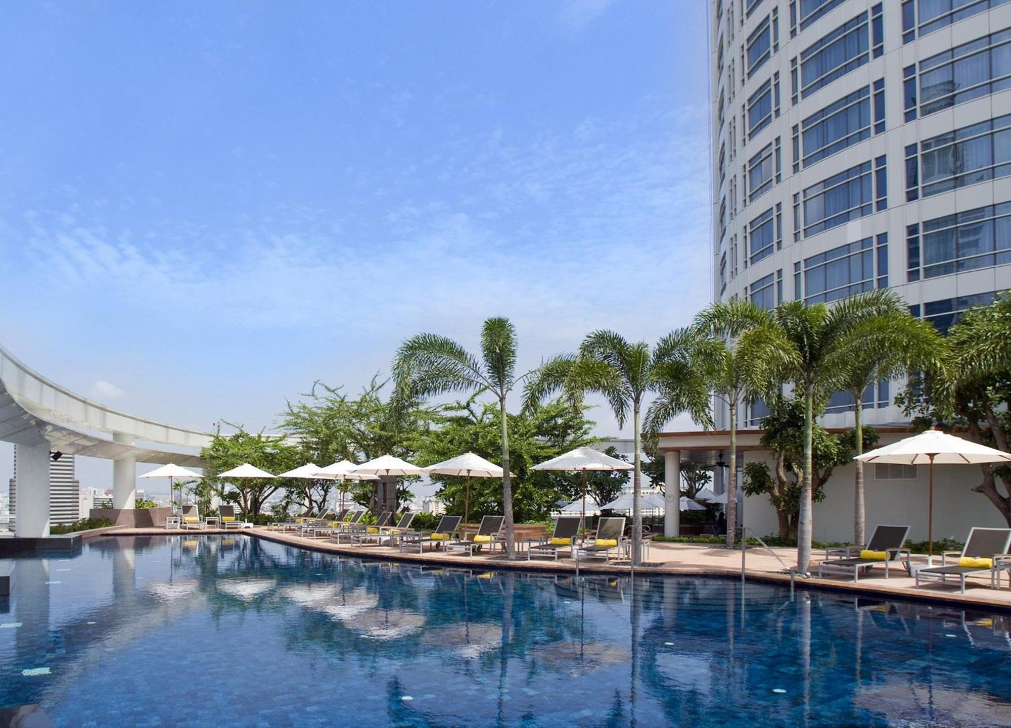 Centara Grand At Centralworld Bangkok Exterior foto The pool at the hotel