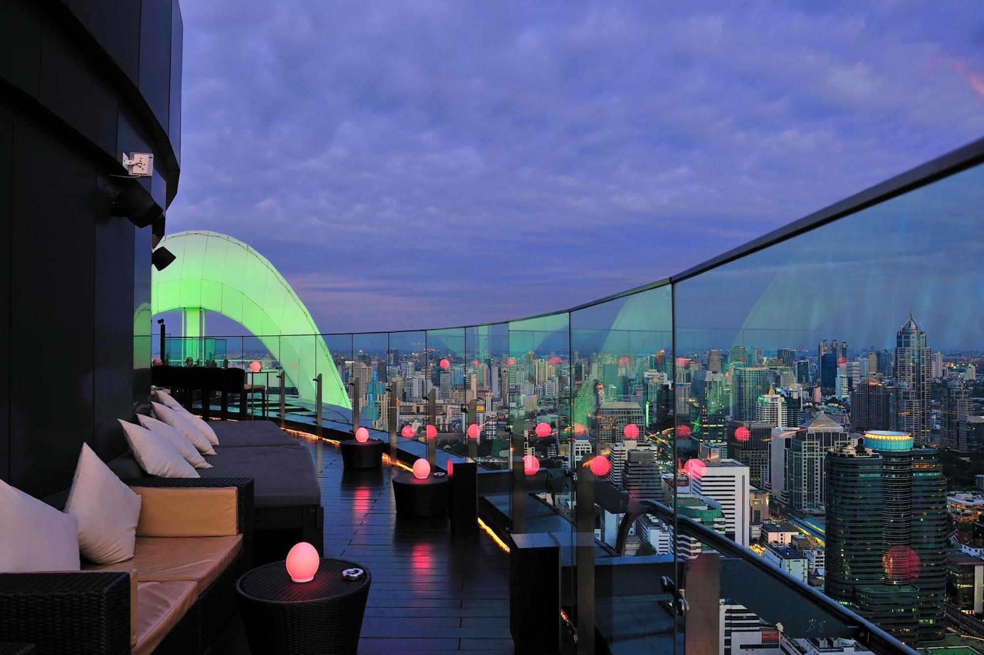 Centara Grand At Centralworld Bangkok Exterior foto View from the bar